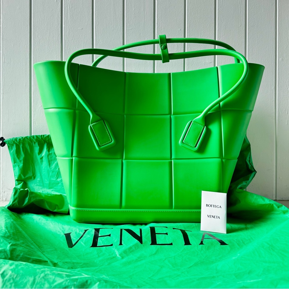 💚 Bottega Veneta Large Arco Rubber Tote Bag – Parrot Green 💚